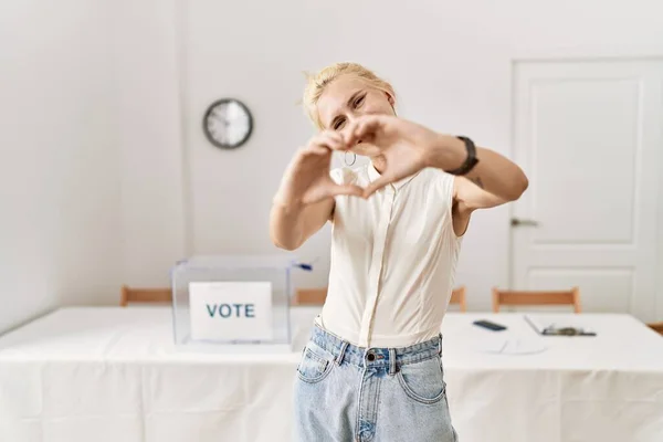 아름다운 코카서스 대통령 집무실에서 투표를 있습니다 마음의 손으로 형태를 드러내는 — 스톡 사진