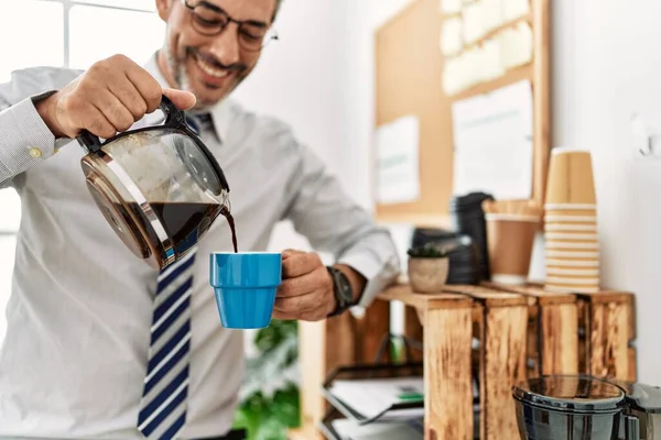 Grauhaariger Mann Mittleren Alters Geschäftsmann Der Büro Kaffee Auf Tasse — Stockfoto
