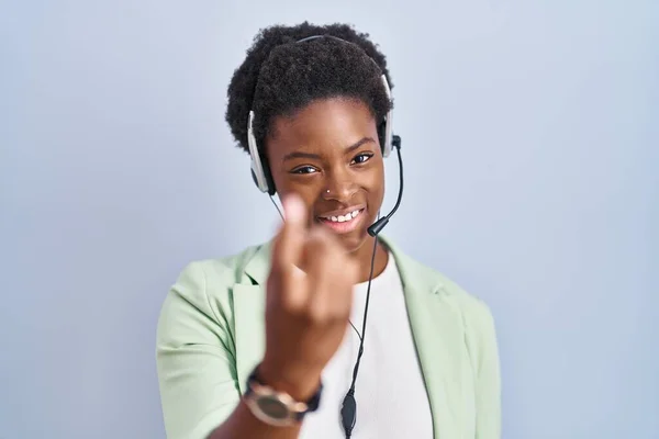 Mujer Afroamericana Con Auriculares Agente Call Center Haciendo Señas Ven — Foto de Stock