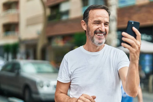 Hombre Mediana Edad Sonriendo Confiado Teniendo Videollamada Calle —  Fotos de Stock