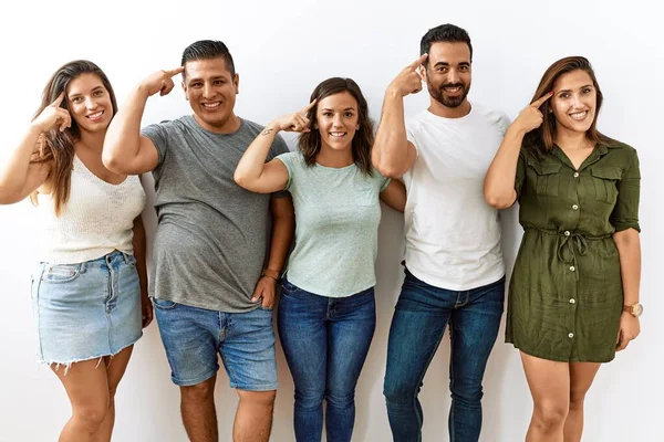 Groep Jonge Spaanse Vrienden Staan Samen Geïsoleerde Achtergrond Glimlachend Wijzend — Stockfoto