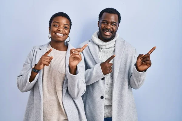 Mladý Africký Americký Pár Stojící Nad Modrým Pozadím Spolu Usmívá — Stock fotografie