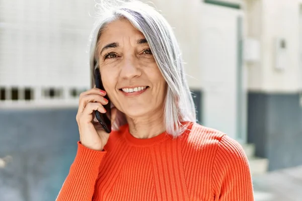 Mujer Pelo Gris Mediana Edad Sonriendo Feliz Hablando Teléfono Inteligente —  Fotos de Stock