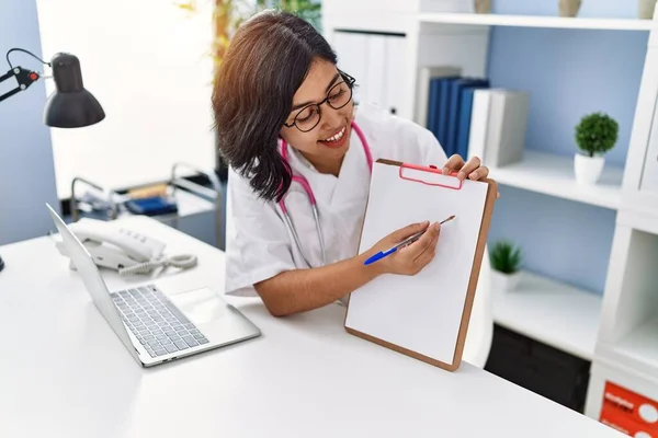 Young Latin Woman Wearing Doctor Uniform Writing Clipboard Clinic — Stock Photo, Image