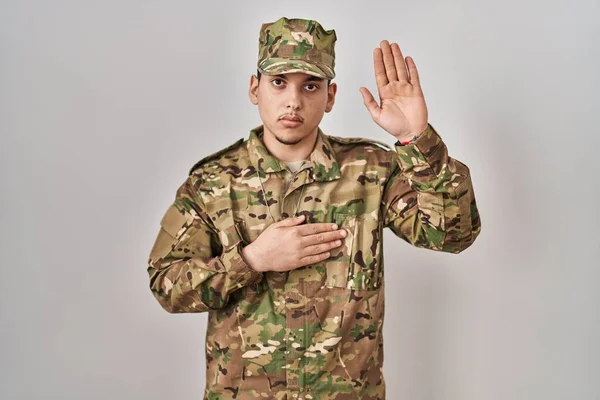 Young Arab Man Wearing Camouflage Army Uniform Swearing Hand Chest — Stockfoto