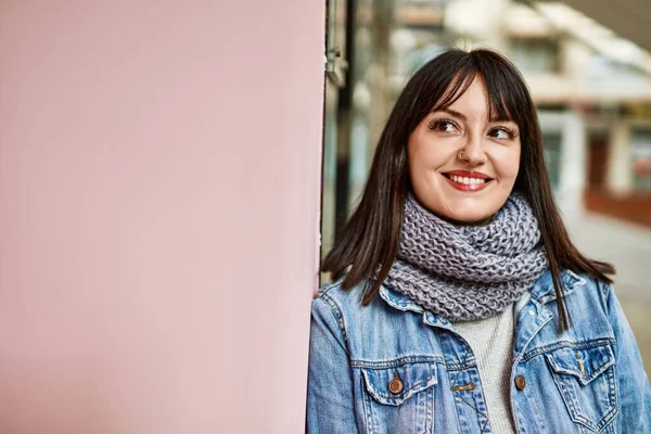 Giovane Donna Bruna Sorridente Felice Appoggiata Muro — Foto Stock