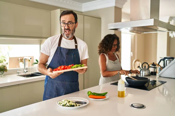 Pareja Mediana Edad Cocinando Comida Mediterránea Casa Expresión Despistada Confusa — Foto de Stock