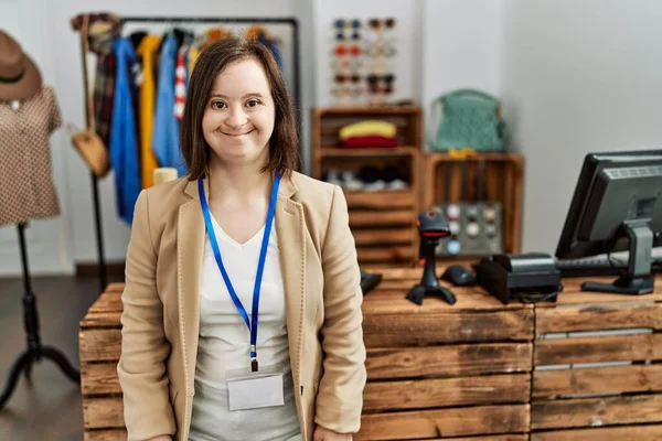 Jovem Mulher Síndrome Trabalhando Como Gerente Boutique Varejo Com Sorriso — Fotografia de Stock