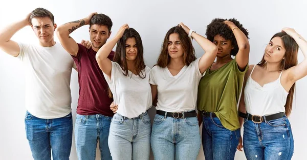 Grupo Jóvenes Amigos Pie Juntos Sobre Fondo Aislado Confunden Preguntan — Foto de Stock