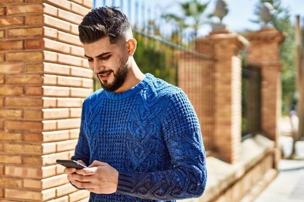 Caddede Akıllı Telefon Kullanarak Gülümseyen Genç Bir Arap — Stok fotoğraf