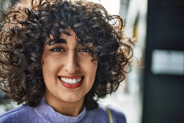 Młoda Kobieta Bliskim Wschodzie Uśmiecha Się Pewnie Ulicy — Zdjęcie stockowe