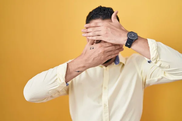 Латиноамериканец Деловой Одежде Очках Закрывающих Глаза Рот Руками Удивлен Шокирован — стоковое фото