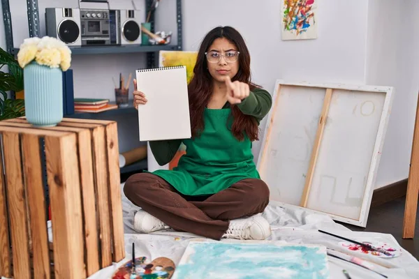 Mulher Jovem Hispânica Segurando Notebook Estúdio Arte Apontando Com Dedo — Fotografia de Stock