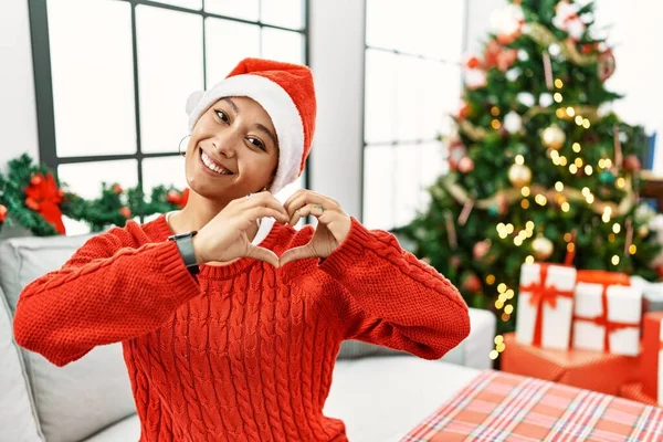 Giovane Donna Ispanica Con Capelli Corti Indossa Cappello Natale Seduto — Foto Stock