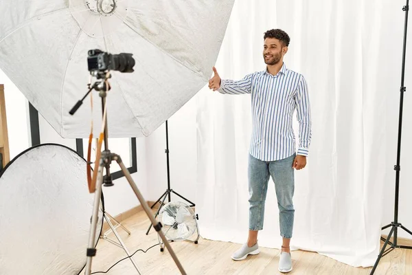 Arabische Jongeman Die Zich Voordeed Als Model Fotostudio Glimlachend Vriendelijk — Stockfoto