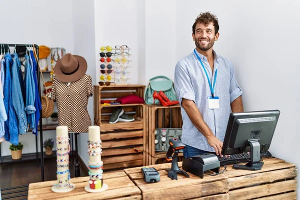 Jovem Lojista Hispânico Homem Sorrindo Feliz Trabalhando Loja Roupas — Fotografia de Stock