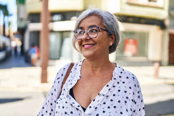 Mujer Mediana Edad Sonriendo Confiada Pie Calle —  Fotos de Stock