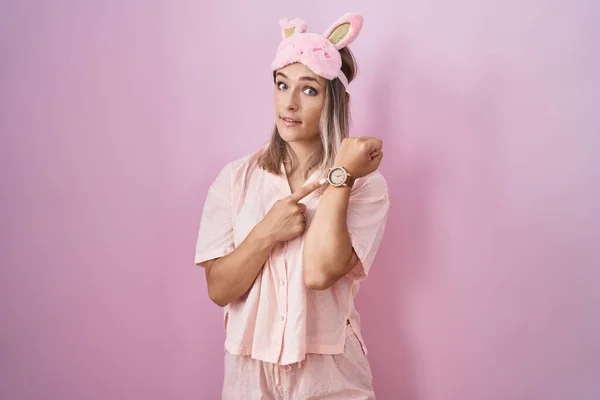 Blonďatá Běloška Spánkové Masce Pyžamu Spěšně Ukazuje Čas Netrpělivost Dívá — Stock fotografie