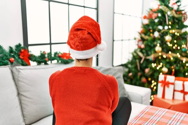 Mujer Hispana Joven Con Pelo Corto Con Sombrero Navidad Sentado —  Fotos de Stock