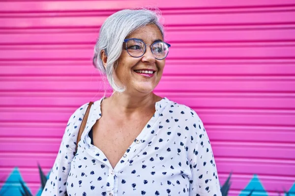 Mujer Mediana Edad Sonriendo Confiado Pie Sobre Fondo Rosa —  Fotos de Stock