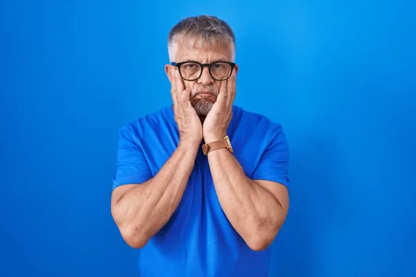 Uomo Ispanico Con Capelli Grigi Piedi Sfondo Blu Mani Stanche — Foto Stock