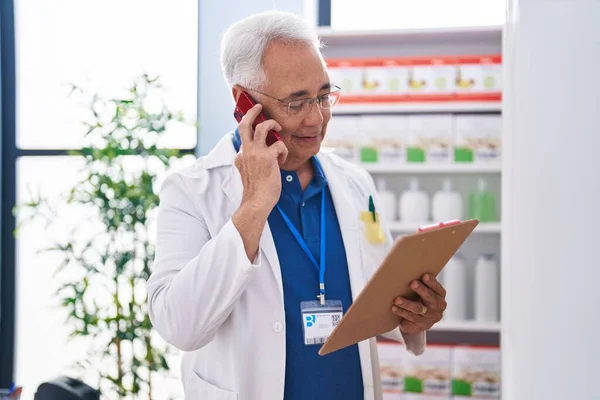 Hombre Pelo Gris Mediana Edad Farmacéutico Hablando Documento Lectura Teléfonos — Foto de Stock