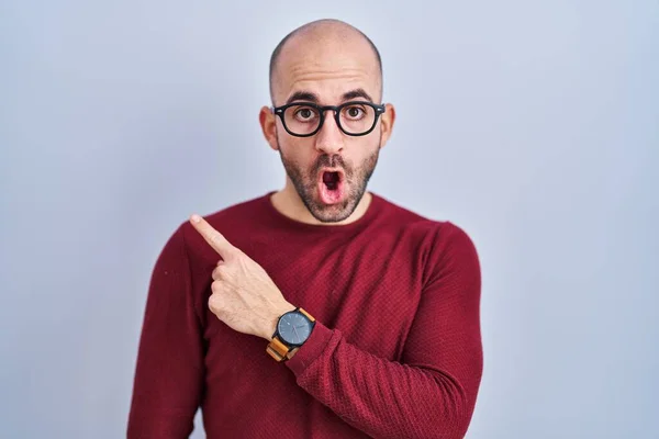 Young Bald Man Beard Standing White Background Wearing Glasses Surprised — Stock Photo, Image