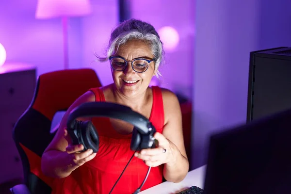 Transmisor Mujer Pelo Gris Mediana Edad Sonriendo Confiado Sosteniendo Auriculares —  Fotos de Stock