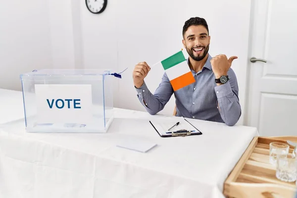 Mladý Pohledný Muž Plnovousem Politických Volbách Držící Vlajku Irska Ukazující — Stock fotografie