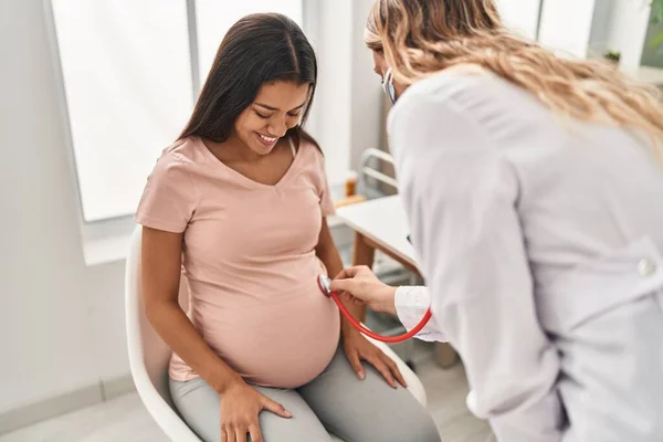 Mujer Latina Joven Embarazada Médico Auscultando Vientre Clínica — Foto de Stock