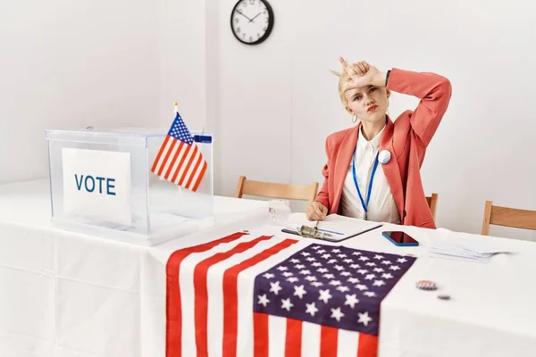 Krásná Běloška Pracující Politické Kampani Která Dělá Legraci Lidí Prsty — Stock fotografie