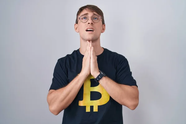Caucasian Blond Man Wearing Bitcoin Shirt Begging Praying Hands Together — Stock Photo, Image