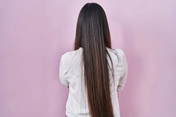 Chinese Young Woman Standing Pink Background Standing Backwards Looking Away — Stock Photo, Image