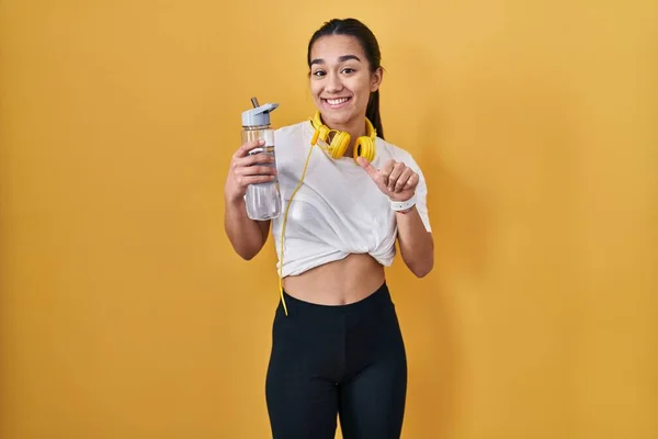 Ung Sydasiatisk Kvinna Bär Sportkläder Dricksvatten Pekar Baksidan Bakom Med — Stockfoto