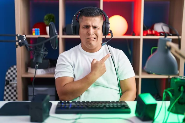 Junger Hispanischer Mann Spielt Videospiele Und Zeigt Besorgt Und Nervös — Stockfoto