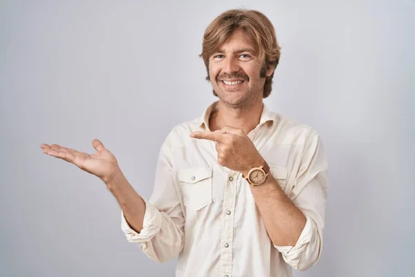 Hombre Mediana Edad Pie Sobre Fondo Aislado Sorprendido Sonriendo Cámara — Foto de Stock