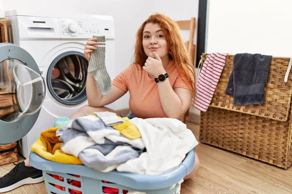Kirli Çamaşırlarını Çamaşır Makinesine Koyan Genç Kızıl Saçlı Kadın Kameraya — Stok fotoğraf