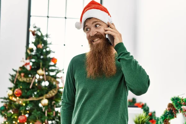 Νεαρός Κοκκινομάλλης Μιλάει Στο Smartphone Στέκεται Δίπλα Στο Χριστουγεννιάτικο Δέντρο — Φωτογραφία Αρχείου