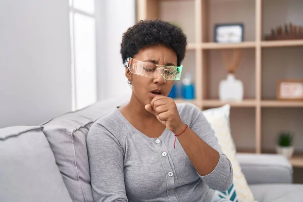 Ung Afrikansk Amerikansk Kvinna Bär Virtuella Verklighets Glasögon Sitter Soffan — Stockfoto