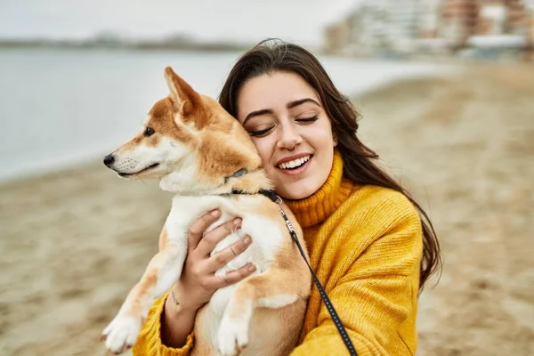 Vacker Ung Kvinna Kramar Lycklig Shiba Inu Hund Stranden — Stockfoto
