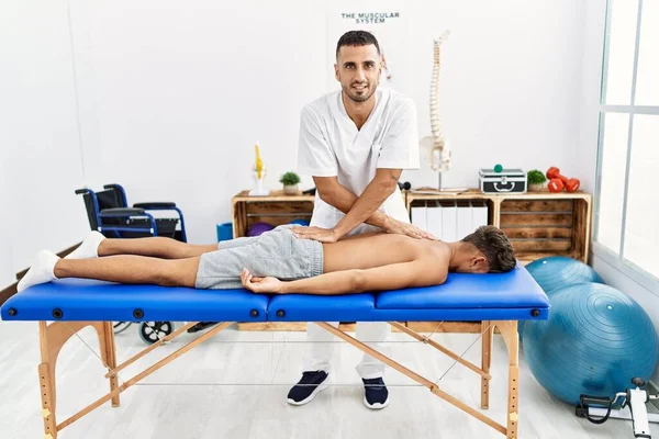 Dos Hombres Hispanos Fisioterapeuta Paciente Que Tienen Sesión Rehabilitación Masajeando — Foto de Stock