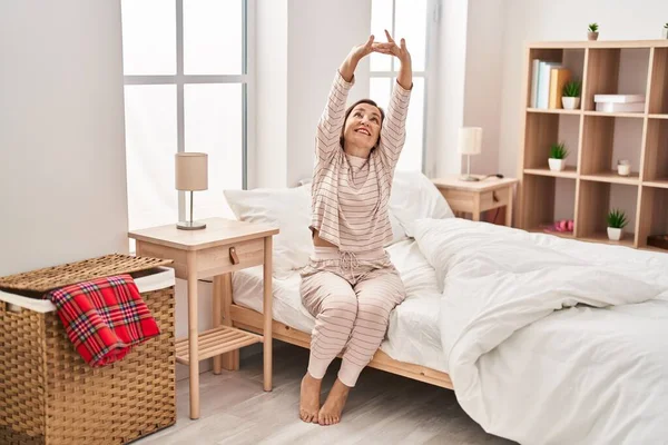 Mujer Mediana Edad Que Despierta Estirando Los Brazos Dormitorio — Foto de Stock