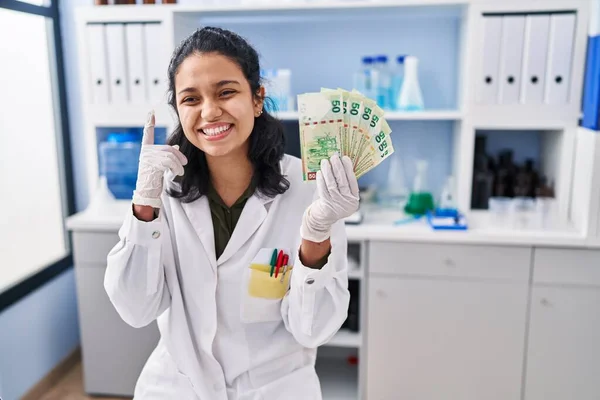 Hispanic Woman Dark Hair Working Scientist Laboratory Holding Money Surprised — ストック写真