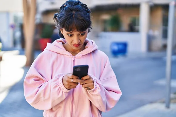 Νεαρή Γυναίκα Χρησιμοποιώντας Smartphone Στην Οδό — Φωτογραφία Αρχείου