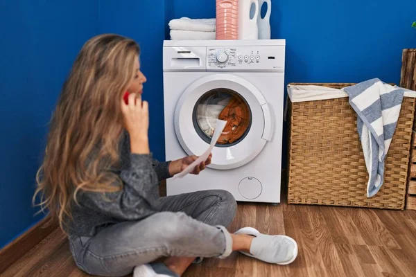 Ung Blond Kvinna Talar Smartphone Väntar Tvättmaskin Tvättstugan — Stockfoto