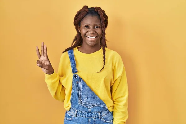 African Woman Standing Yellow Background Showing Pointing Fingers Number Three — Stockfoto