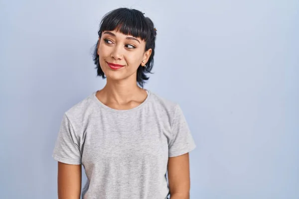Jonge Latino Vrouw Dragen Casual Shirt Blauwe Achtergrond Glimlachen Kijken — Stockfoto