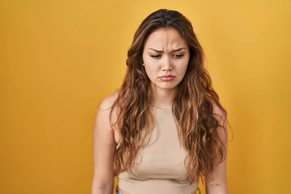 Junge Hispanische Frau Die Skeptisch Und Nervös Vor Gelbem Hintergrund — Stockfoto