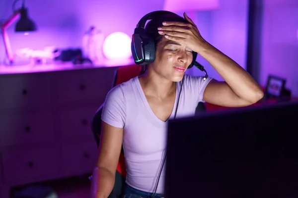 若い美しいパニック女性ストリーマーは ゲームルームでコンピュータを使用して強調 — ストック写真