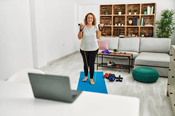 Middle Age Caucasian Woman Using Laptop Training Using Elastic Band — Stock Photo, Image